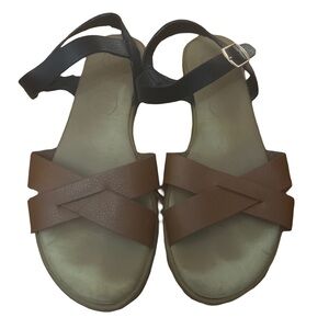 DLG leather strap sandals size 6